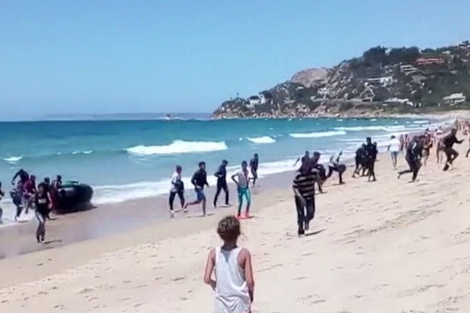 Migrantes africanos dão à costa em praia de Cadiz