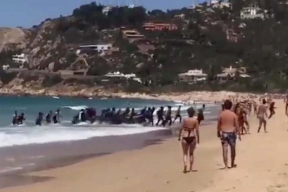 Migrantes africanos dão à costa em praia de Cadiz
