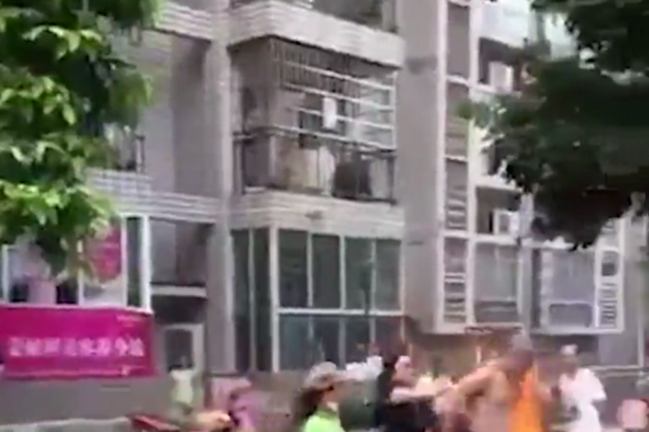 Homem humilhado publicamente por mulher e amante