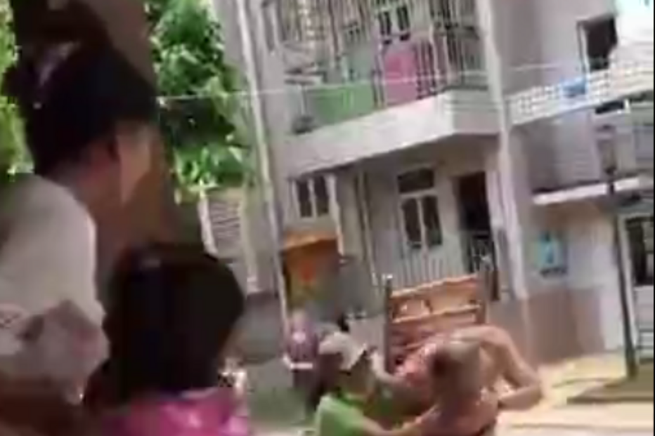 Homem humilhado publicamente por mulher e amante