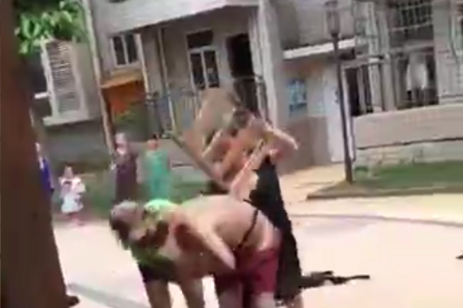 Homem humilhado publicamente por mulher e amante