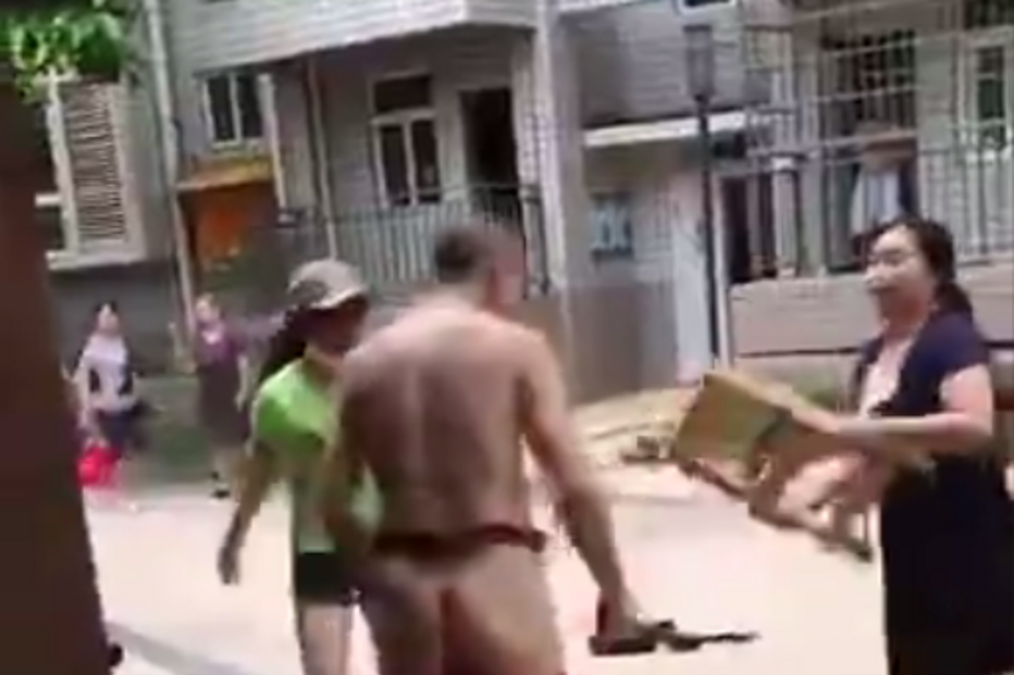 Homem humilhado publicamente por mulher e amante