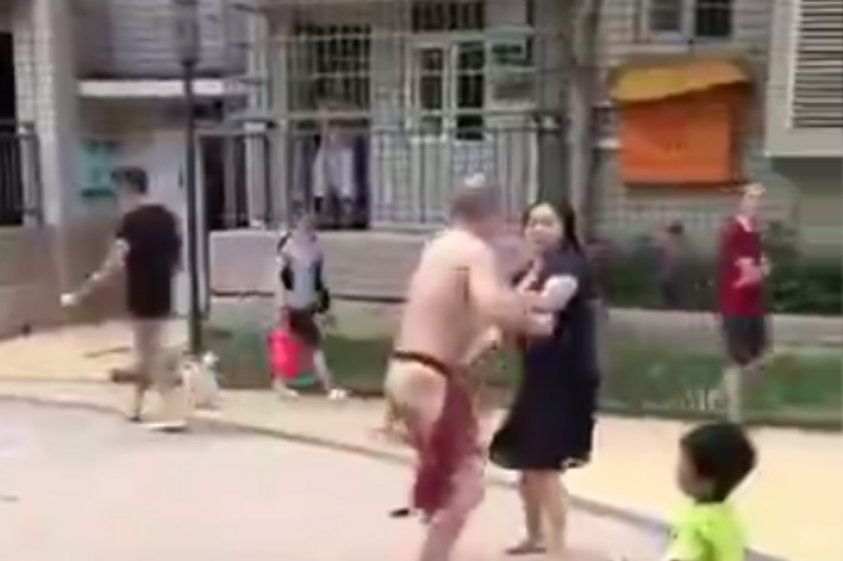 Homem humilhado publicamente por mulher e amante