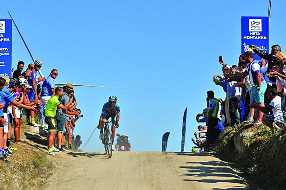 2017-08-11_01_44.34 Ciclistas  passaram pelo Salto da Pedra Sentada, troço de terra batida conhecido pelas provas de automobilismo.jpg