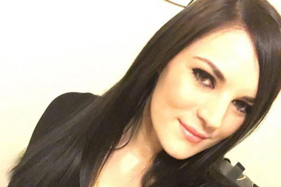 2017-08-11_11_38.06 brunette-smiling-woman-straight-hair-1038953.jpg