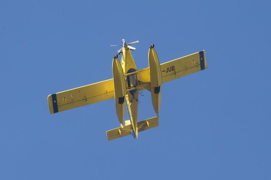 Avião de combate a fogos Fire Boss em ação