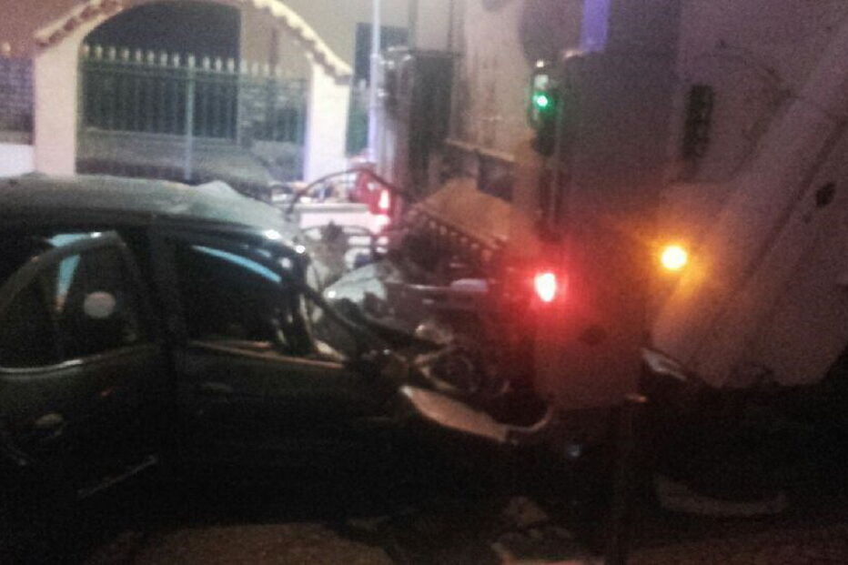 Carro onde seguia a vítima mortal enfaixou-se na traseira do camião do lixo