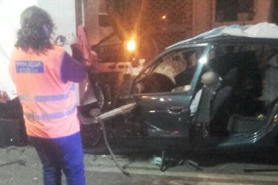 Carro onde seguia a vítima mortal enfaixou-se na traseira do camião do lixo