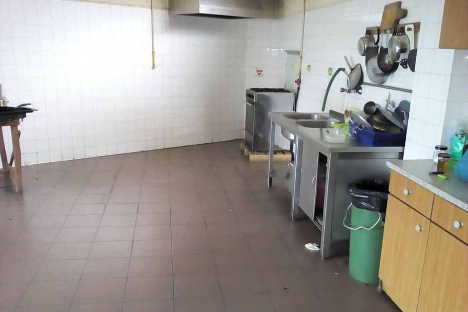 Baratas espalhadas no chão da cozinha do posto da GNR da Trofa. Comando Territorial do Porto confirmou ‘invasão’ de insetos e promete desinfestação