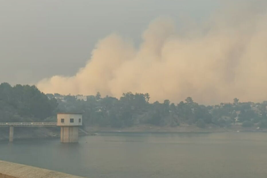 Pessoas retiradas por barcos em Castelo de Bode
