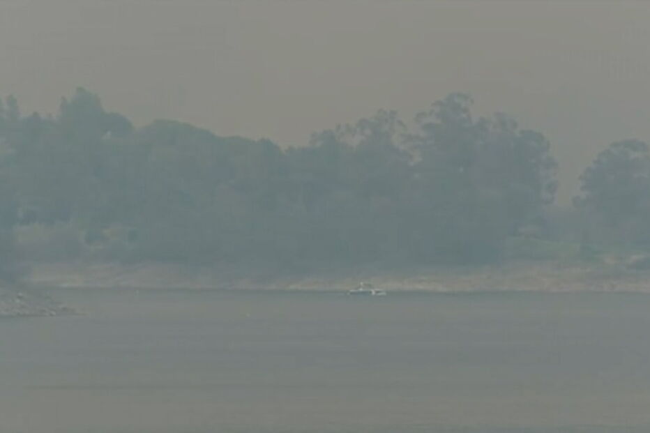 Pessoas retiradas por barcos em Castelo de Bode