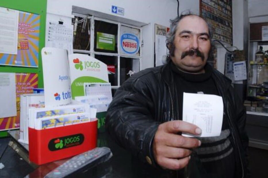 Rui Gaudêncio Vaz com o boletim premiado, em abril de 2009. Ganhou um milhão de euros