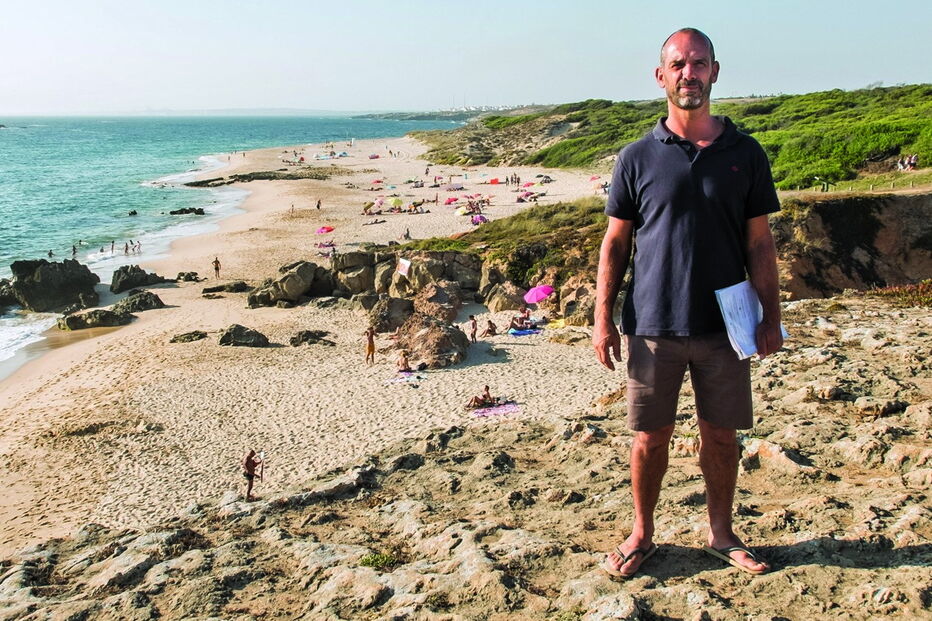 Miguel Sena trabalha com equipamentos de lazer na praia desde a década de 1980 