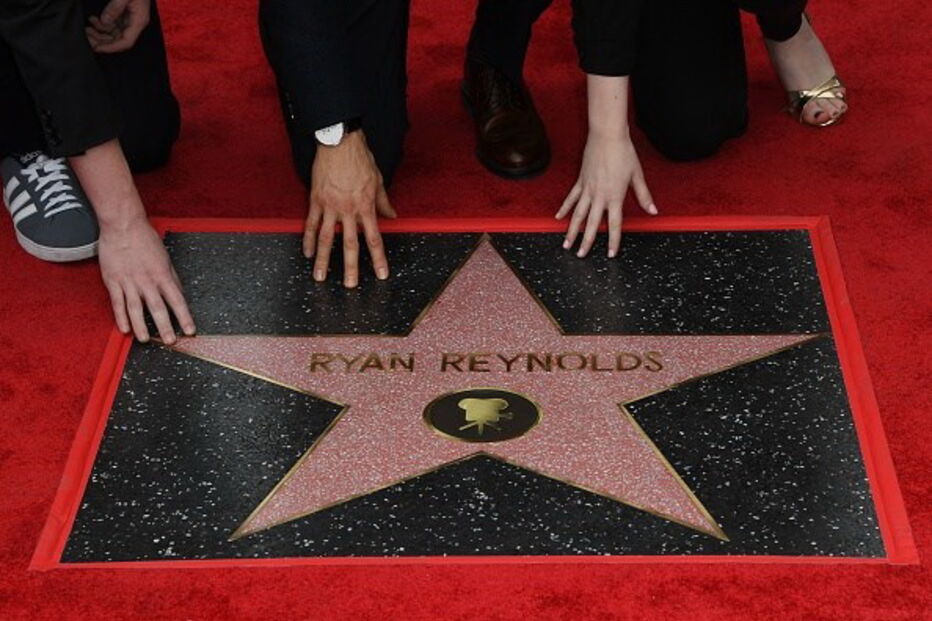 A atriz estava a fazer uma acrobacia de mota