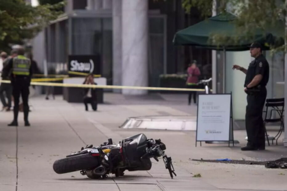 A atriz estava a fazer uma acrobacia de mota