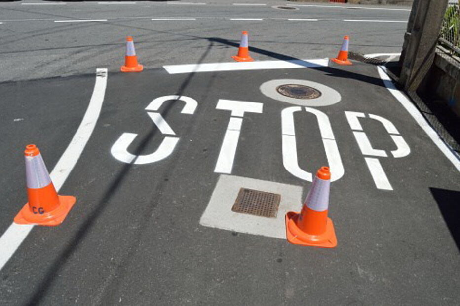 Homem cai em buraco que tentava sinalizar