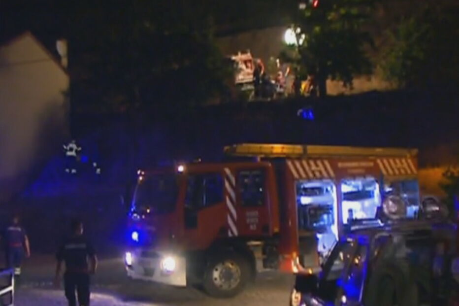 Carro de combate ao fogo despista-se e fere bombeiros no Fundão