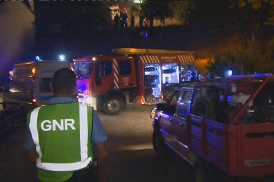 Carro de combate ao fogo despista-se e fere bombeiros no Fundão