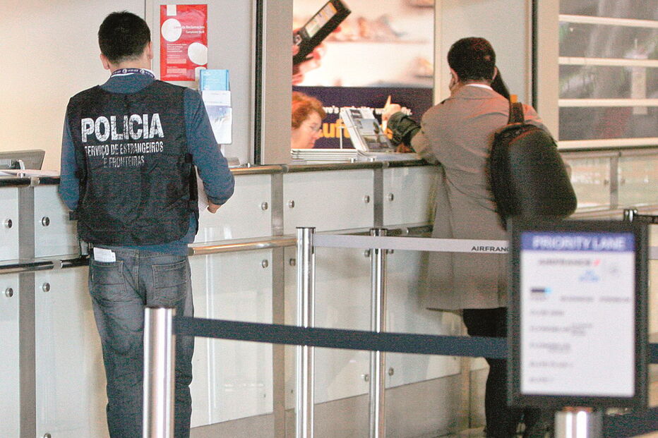 Inspetor do SEF no aeroporto de Lisboa