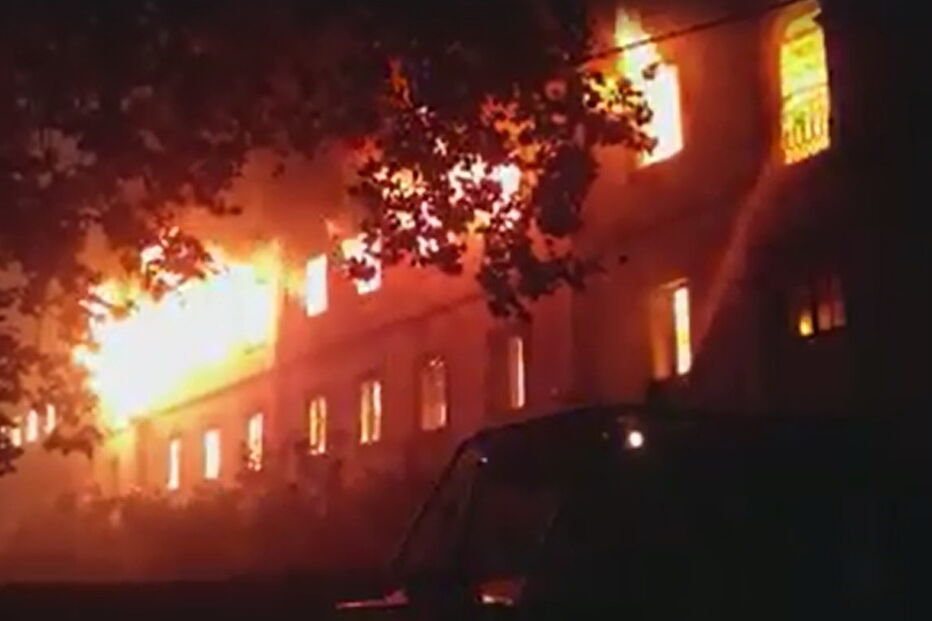 Colégio de São Fiel consumido pelas chamas