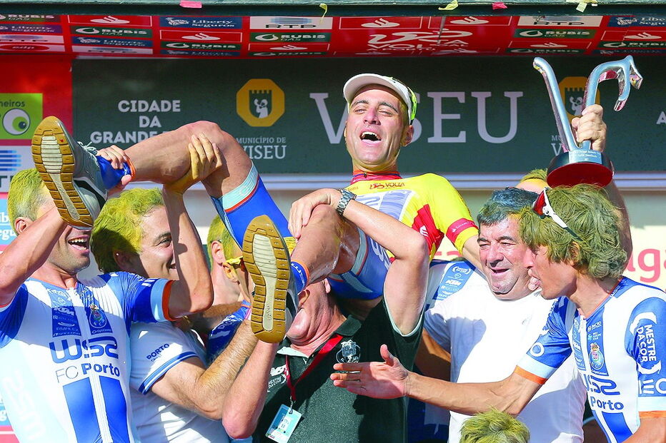 Raúl Alarcón, primeira figura desta Volta, saudado pelos colegas de equipa