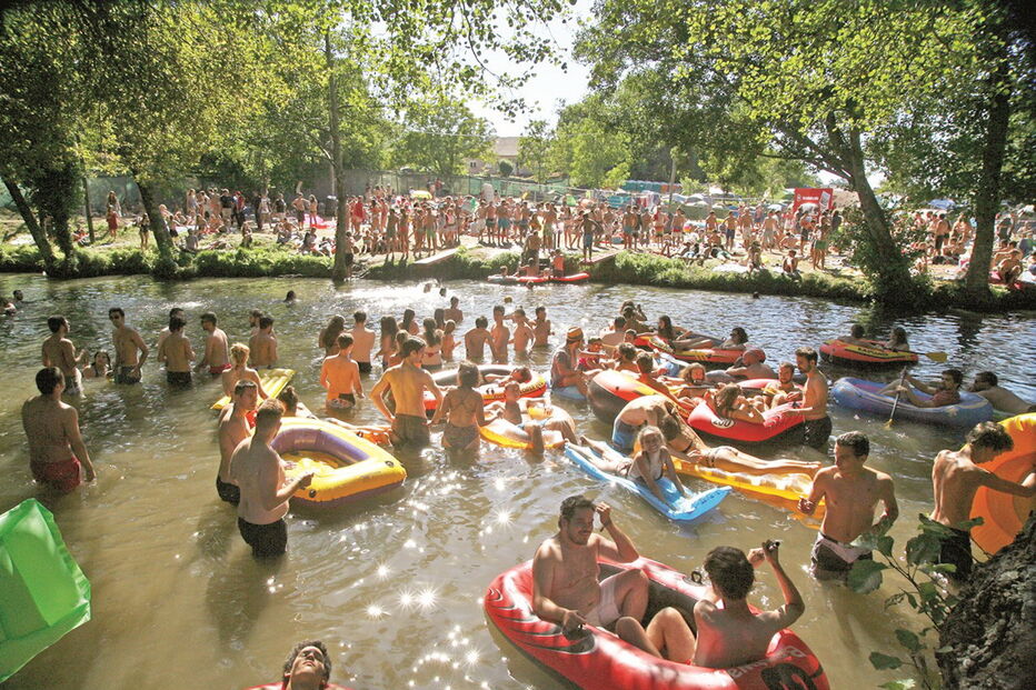 Durante o dia, os festivaleiros aproveitam para se refrescarem na praia fluvial do Taboão