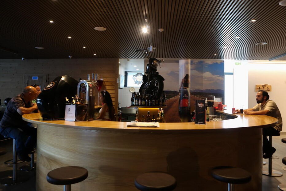 Emblemático & Original serve bebidas e vende motos