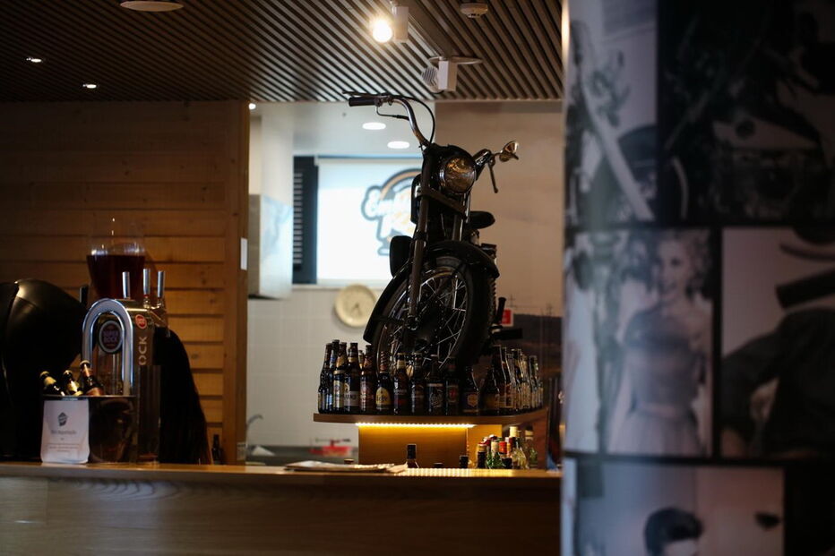 Emblemático & Original serve bebidas e vende motos