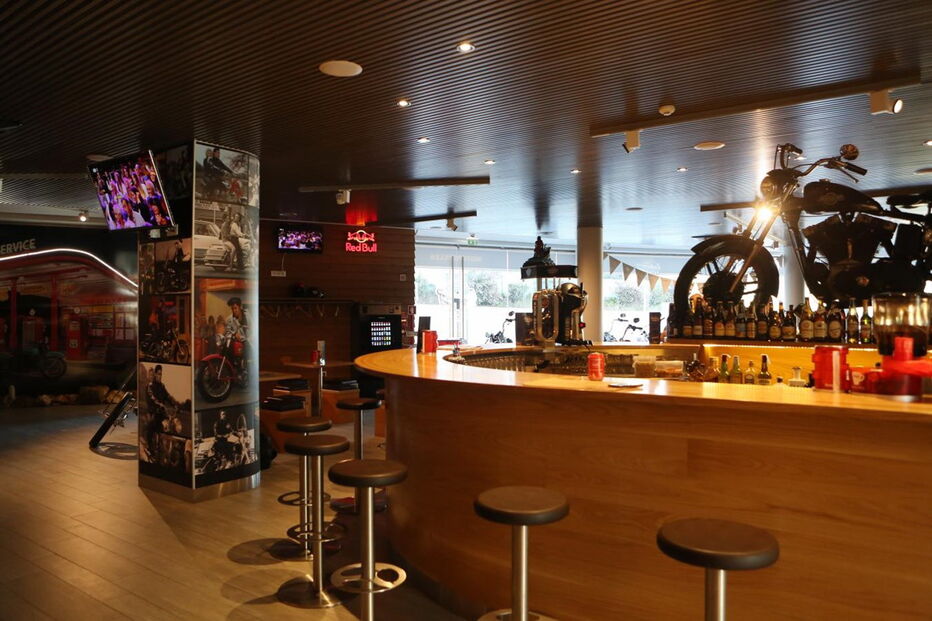 Emblemático & Original serve bebidas e vende motos
