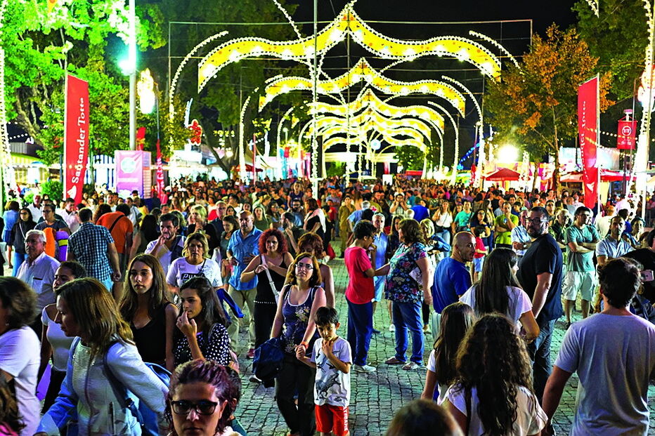 Feira  de São Mateus celebra este ano a 625ª  edição e tem vivido dias e noites de grandes enchentes. Um sucesso 
