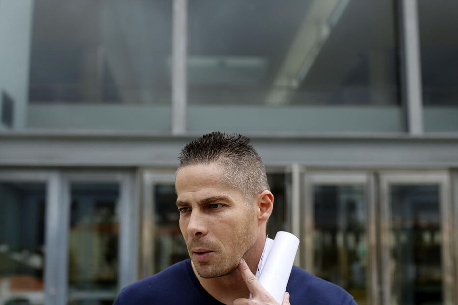 Hugo Ernano esteve suspenso depois de ter atingido a tiro um menor que o pai tinha levado para um assalto