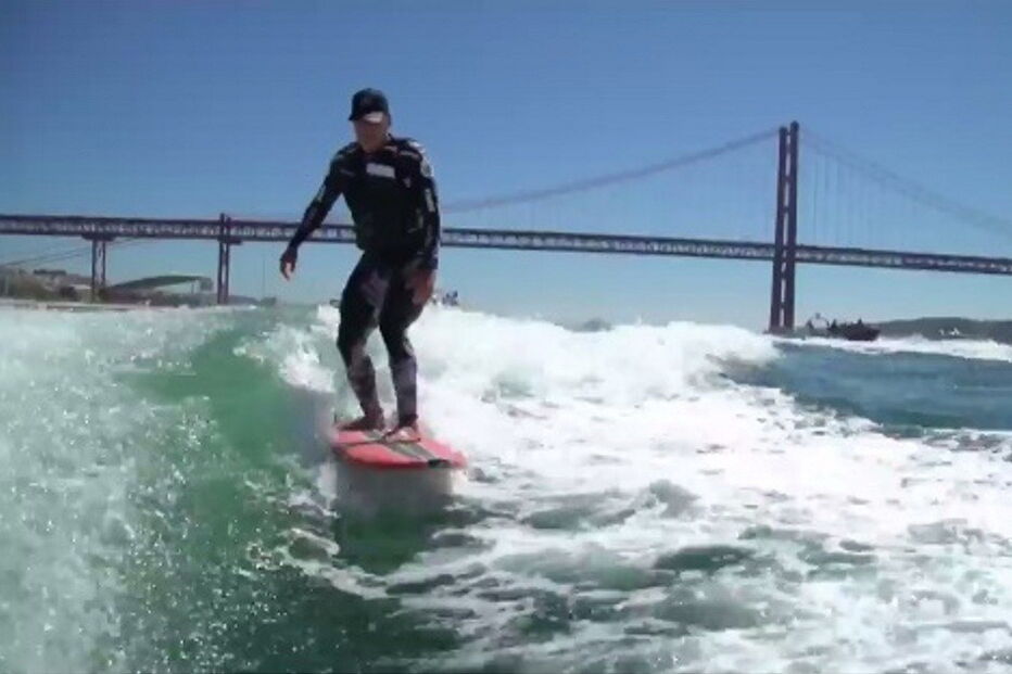 McNamara surfou onda mais longa de sempre no Rio Tejo