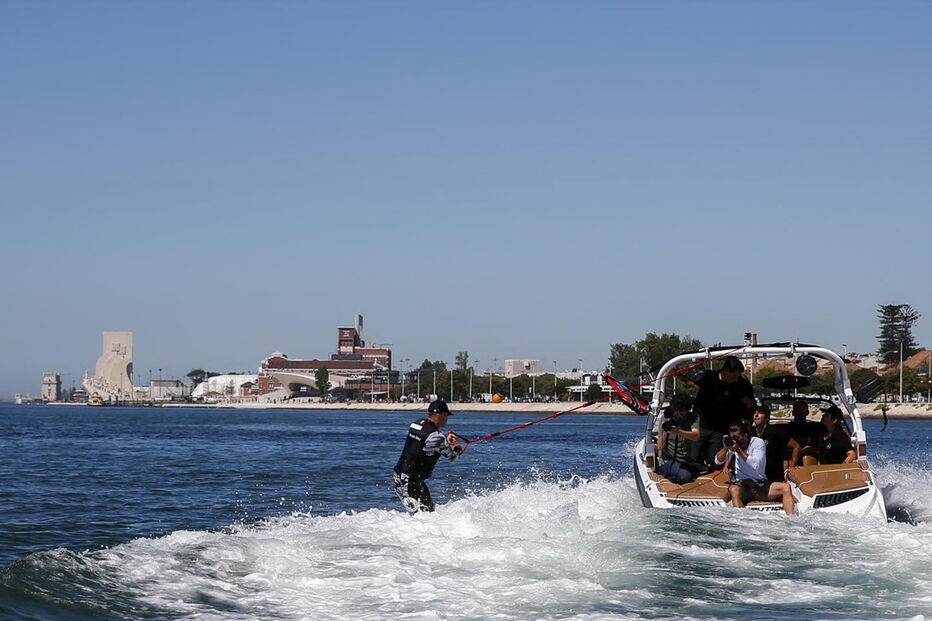 McNamara surfou onda mais longa de sempre no Rio Tejo