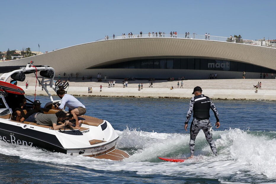 McNamara surfou onda mais longa de sempre no Rio Tejo