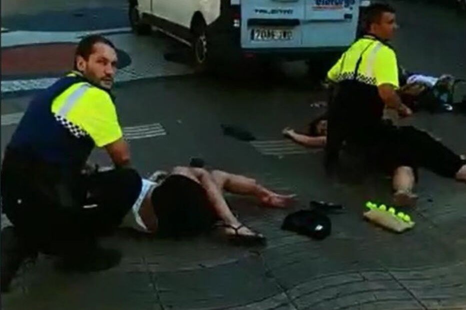 Atentado em Las Ramblas, no centro de Barcelona deixou rasto de sangue e horror