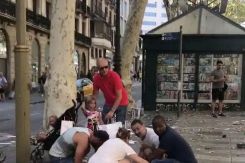 Atentado em Las Ramblas, no centro de Barcelona deixou rasto de sangue e horror