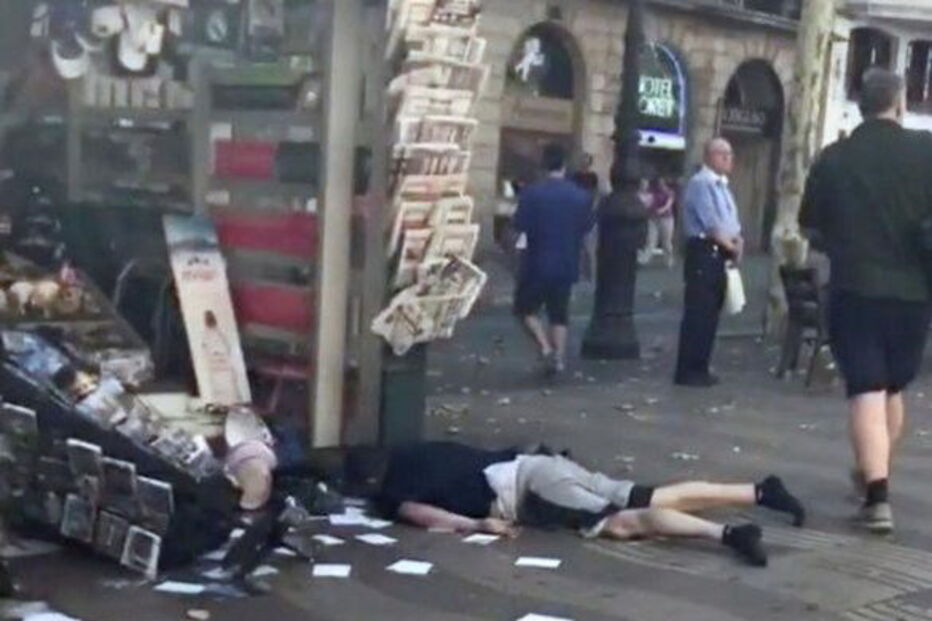 Atentado em Las Ramblas, no centro de Barcelona deixou rasto de sangue e horror