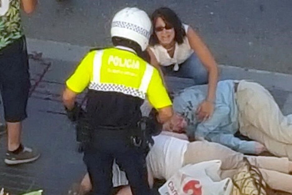 Atentado em Las Ramblas, no centro de Barcelona deixou rasto de sangue e horror