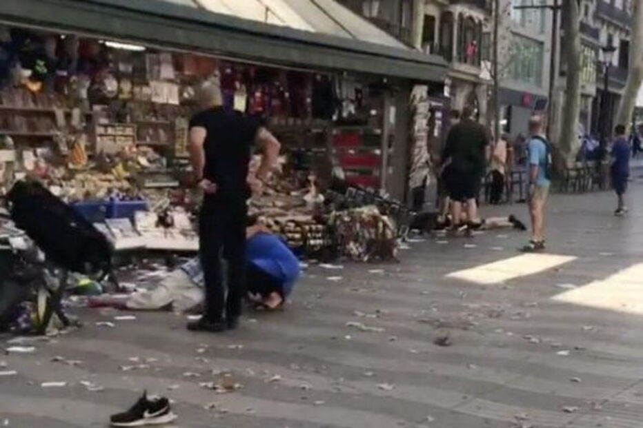 Atentado em Las Ramblas, no centro de Barcelona deixou rasto de sangue e horror