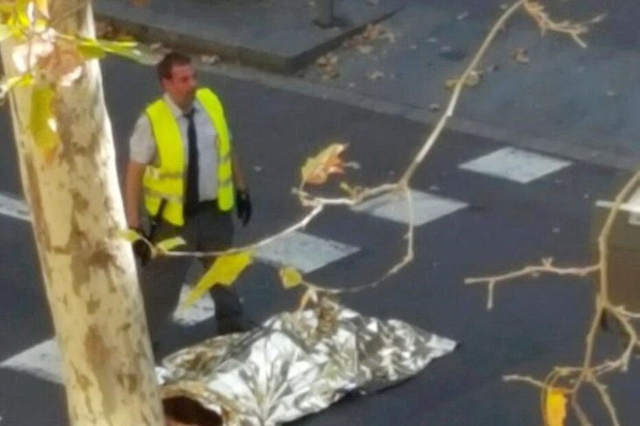 Atentado em Las Ramblas, no centro de Barcelona deixou rasto de sangue e horror