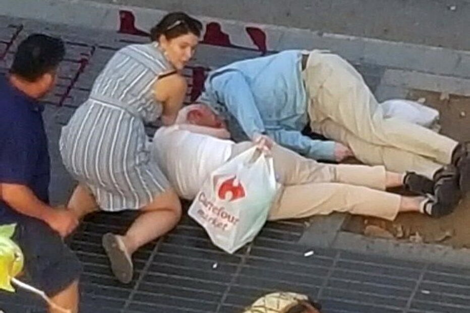 Atentado em Las Ramblas, no centro de Barcelona deixou rasto de sangue e horror