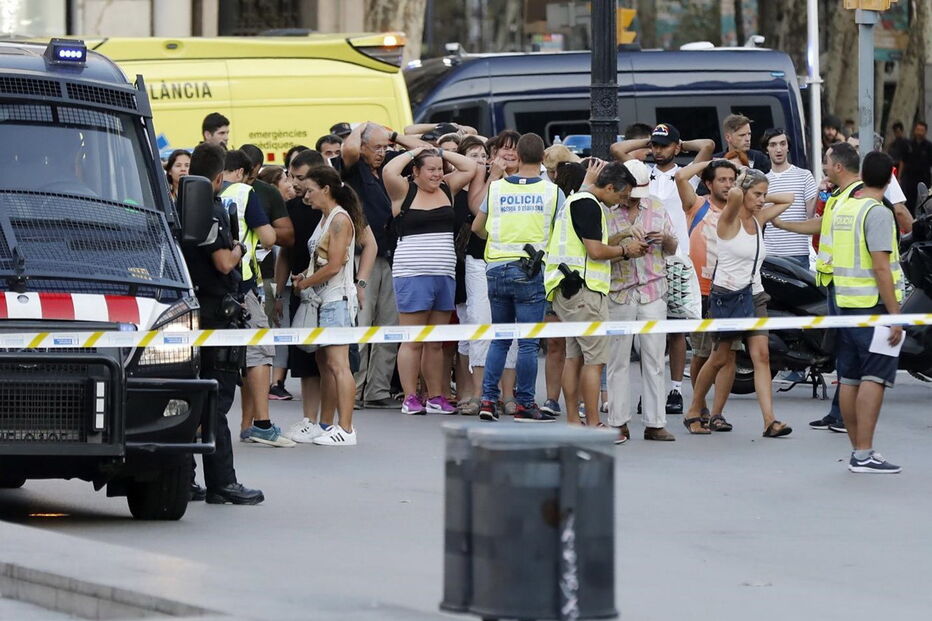 Atentado em Las Ramblas, no centro de Barcelona deixou rasto de sangue e horror