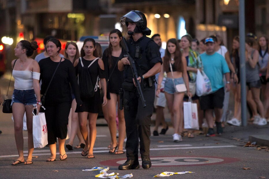 Atentado em Las Ramblas, no centro de Barcelona deixou rasto de sangue e horror