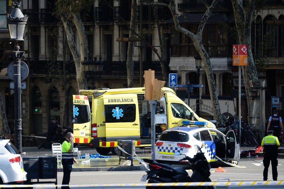 Atentado em Las Ramblas, no centro de Barcelona deixou rasto de sangue e horror