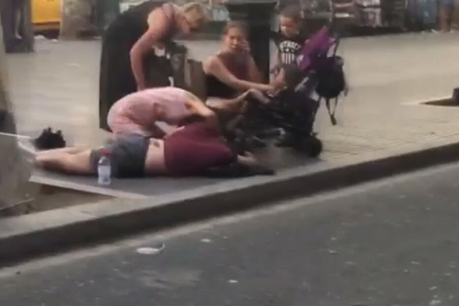 Atentado em Las Ramblas, no centro de Barcelona deixou rasto de sangue e horror