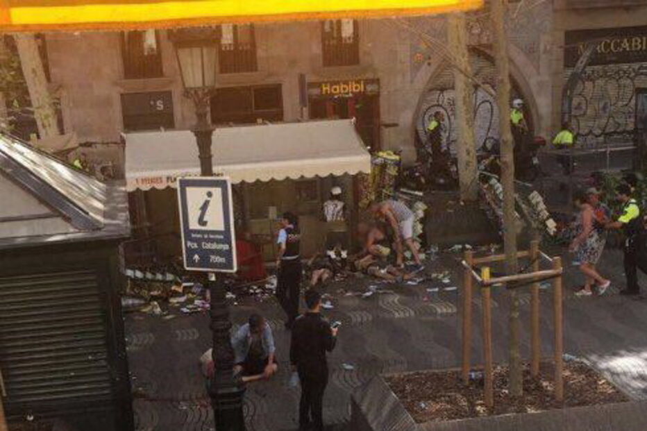 Atentado em Las Ramblas, no centro de Barcelona deixou rasto de sangue e horror