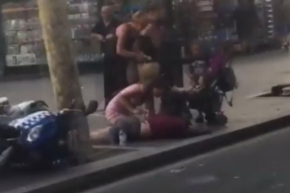 Atentado em Las Ramblas, no centro de Barcelona deixou rasto de sangue e horror