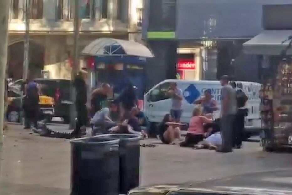 Atentado em Las Ramblas, no centro de Barcelona deixou rasto de sangue e horror