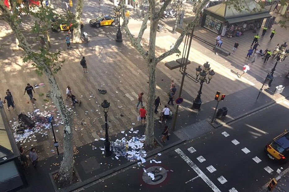Atentado em Las Ramblas, no centro de Barcelona deixou rasto de sangue e horror