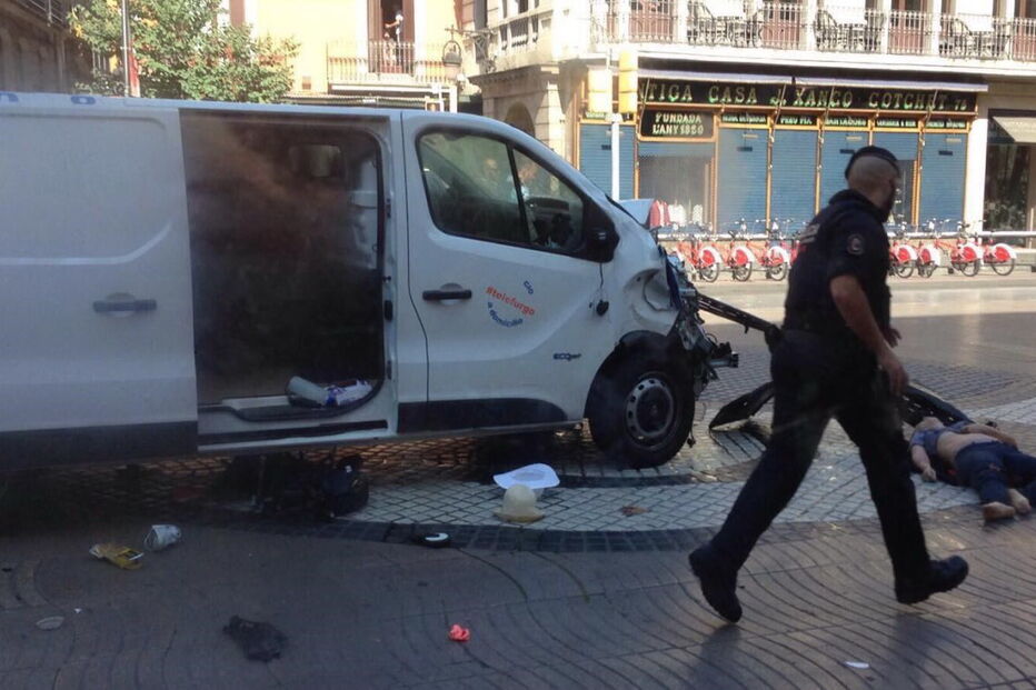 Atentado em Las Ramblas, no centro de Barcelona deixou rasto de sangue e horror